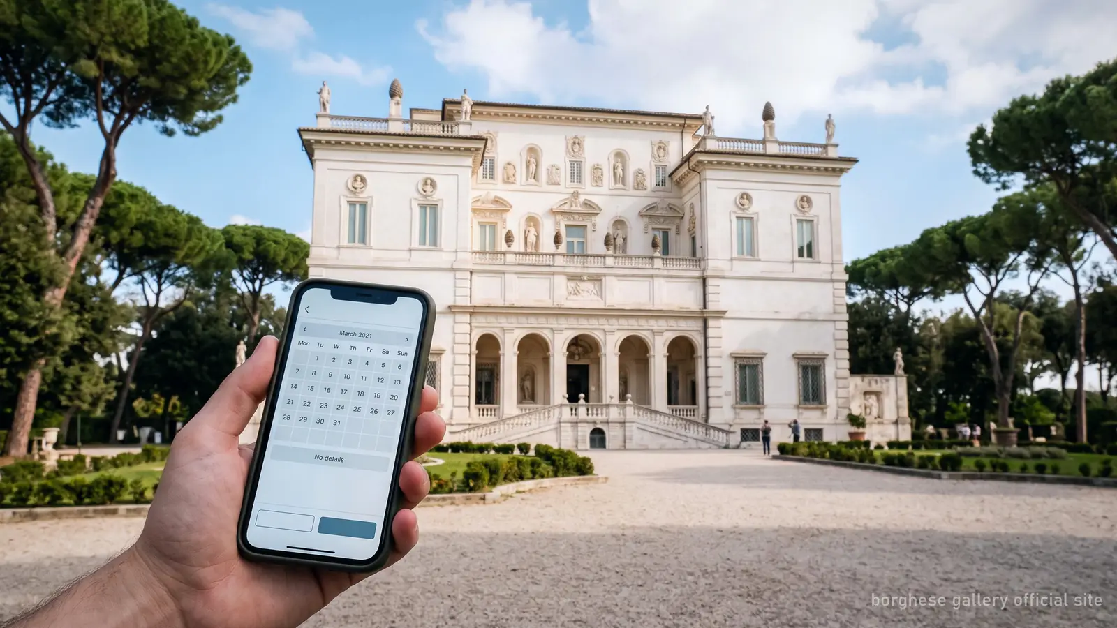 Prenotazione di una fascia oraria sul telefono davanti alla villa della Galleria Borghese
